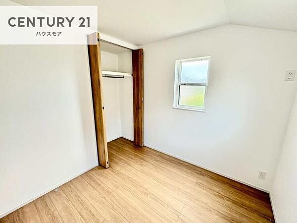 掃き出し窓がないお部屋は、お子様のお部屋としても安心です！収納スペースも充実しているので散らかったお部屋をサッと片付けられます！