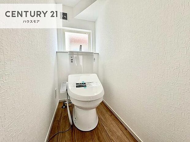 1・2階にトイレがございます!朝の忙しい時間帯も待たずにすみそうですね。白を基調とした清潔感のあるトイレでお手入れがしやすいです!