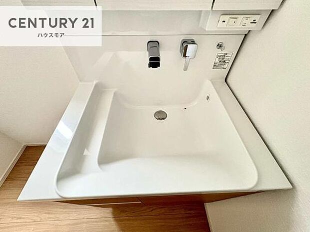 深い洗面台ボウルは、水が跳ねにくいのでお手入れが楽々！清潔感が保てます！キレイな洗面所で自分磨きのモチベーションが上がりますね！