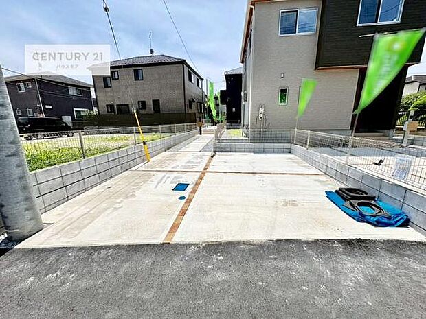 駐車スペースは2台分あります！セカンドカーはもちろん、バイクや自転車なども置き場所に困りません。