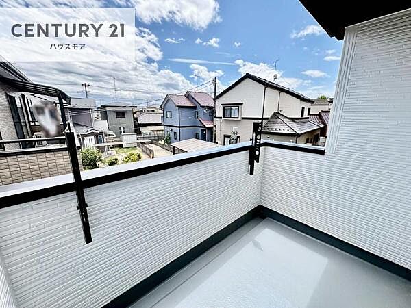 晴れた日には青い空を見渡せる開放的な時間を楽しめます。気持ちの良い風が通り抜ける街並みです！
