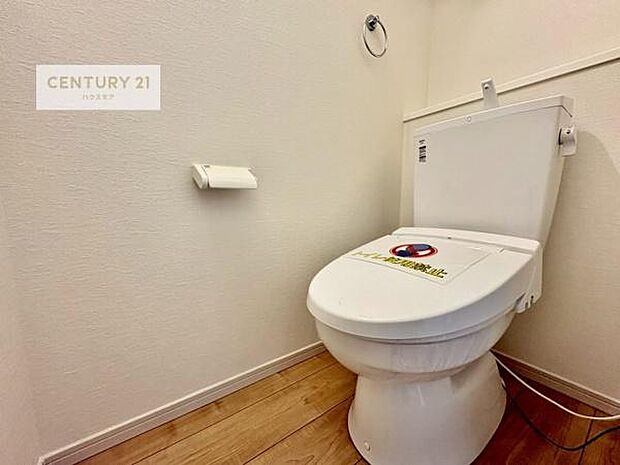 1・2階にトイレがございます！朝の忙しい時間帯も待たずにすみそうですね。白を基調とした清潔感のあるトイレでお手入れがしやすいです！