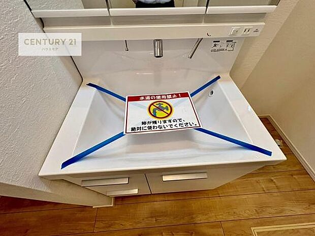 深い洗面台ボウルは、水が跳ねにくいのでお手入れが楽々！清潔感が保てます！キレイな洗面所で自分磨きのモチベーションが上がりますね！