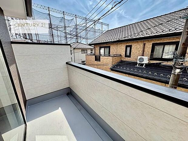晴れた日には青い空を見渡せる開放的な時間を楽しめます。気持ちの良い風が通り抜ける街並みです!
