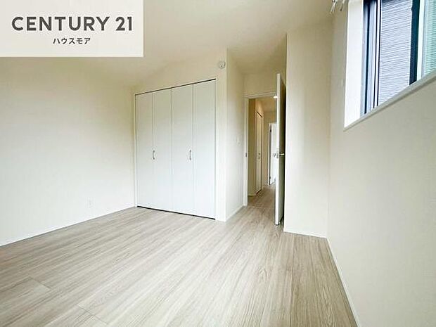掃き出し窓がないお部屋は、お子様のお部屋としても安心です!収納スペースも充実しているので散らかったお部屋をサッと片付けられます!