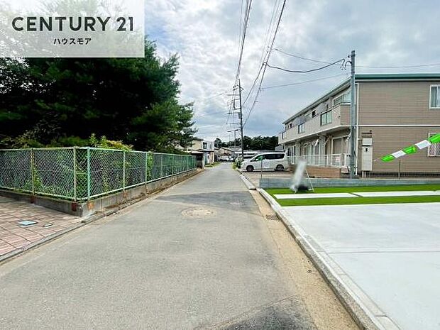 前面道路4.3m!陽当り良好な立地です。車庫入れが苦手な方も安心ですね。