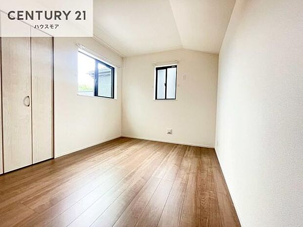 掃き出し窓がないお部屋は、お子様のお部屋としても安心です!収納スペースも充実しているので散らかったお部屋をサッと片付けられます!