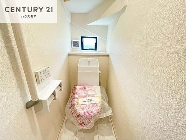 1・2階にトイレがございます!朝の忙しい時間帯も待たずにすみそうですね。白を基調とした清潔感のあるトイレでお手入れがしやすいです!