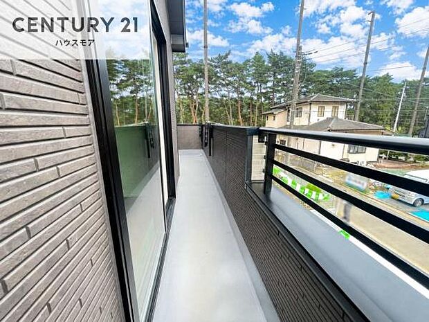 広々としているバルコニーです!お洗濯物を干すのはもちろん風に当たりながらくつろぎタイムが送れます!