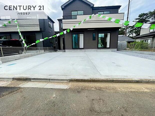 駐車スペースは2台分あります!セカンドカーはもちろん、バイクや自転車なども置き場所に困りません。