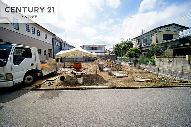 カースペースは並列で2台駐車可能なゆとりある設計。お車同士の入れ替えが不要なため、毎日の通勤やお出かけもスムーズに行えます。