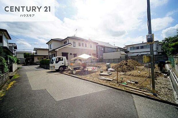 前面道路4.5m。陽当り良好な立地です。車庫入れが苦手な方も安心ですね。