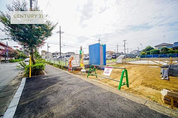 前面道路12m!陽当り良好な立地です。車庫入れが苦手な方も安心ですね。