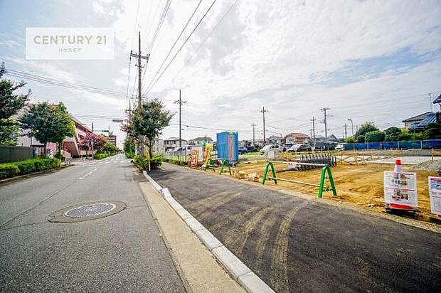 前面道路12m!陽当り良好な立地です。車庫入れが苦手な方も安心ですね。