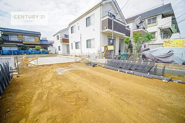 駐車スペースは2台分あります！セカンドカーはもちろん、バイクや自転車なども置き場所に困りません。