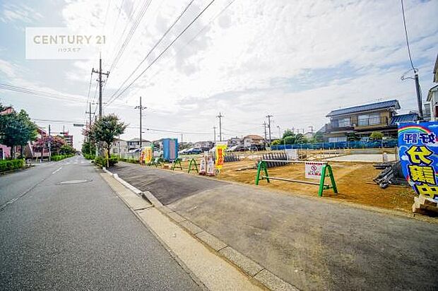 前面道路12ｍ！陽当り良好な立地です。車庫入れが苦手な方も安心ですね。