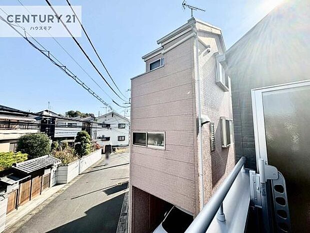 陽当たり良好なバルコニーです!晴れた日には青い空を見渡せる開放的な時間を楽しめます。たくさんのお洗濯物もいっぺんに干すことができます!
