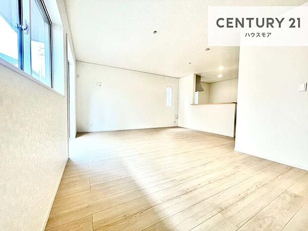 優しい陽だまりがリビングを包んでくれて居心地の良い空間を演出してくれます!くつろぎの時間を過ごせます!