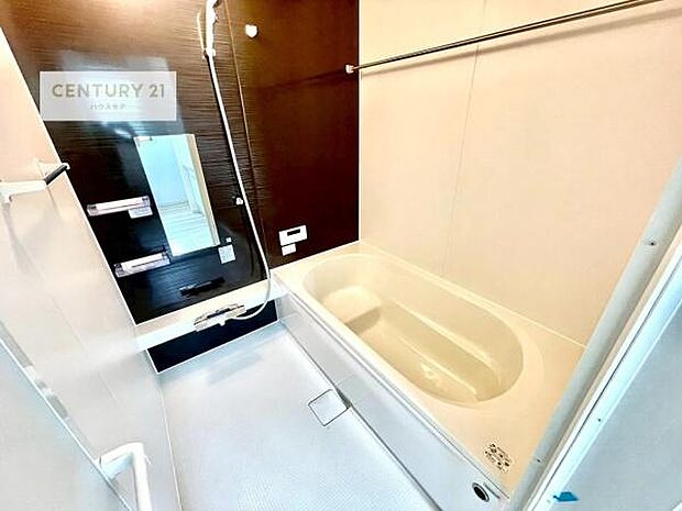 落ち着きある大人の雰囲気のバスルームは、味が出ていてバスタイムが充実!お仕事頑張っているご褒美にお好みの香りの入浴剤を入れて、楽しんでみてはいかがでしょうか?