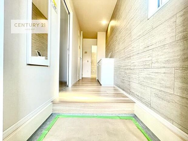 疲れて帰ってきても、ただいま!を言いたくなる、優しく迎え入れてくれる空間になっています。明るく温もり溢れる玄関です!