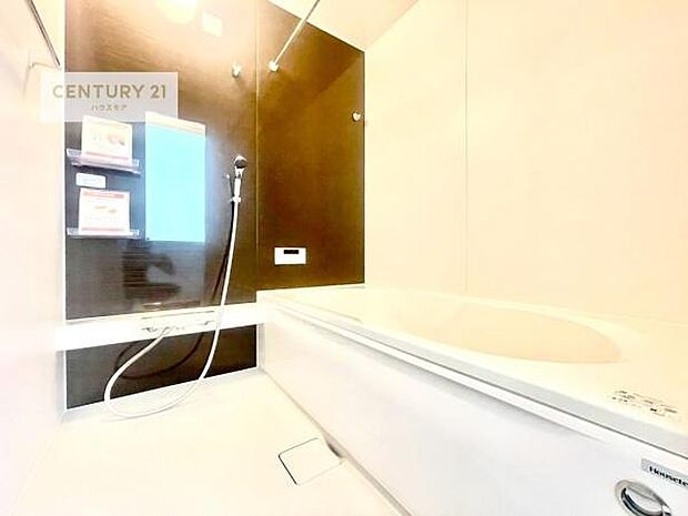 落ち着きある大人の雰囲気のバスルームは、味が出ていてバスタイムが充実!お仕事頑張っているご褒美にお好みの香りの入浴剤を入れて、楽しんでみてはいかがでしょうか?