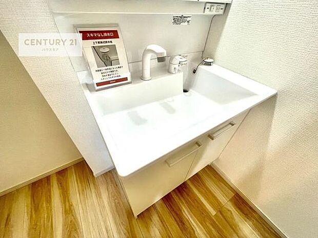 深い洗面台ボウルは、水が跳ねにくいのでお手入れが楽々!清潔感が保てます!キレイな洗面所で自分磨きのモチベーションが上がりますね!