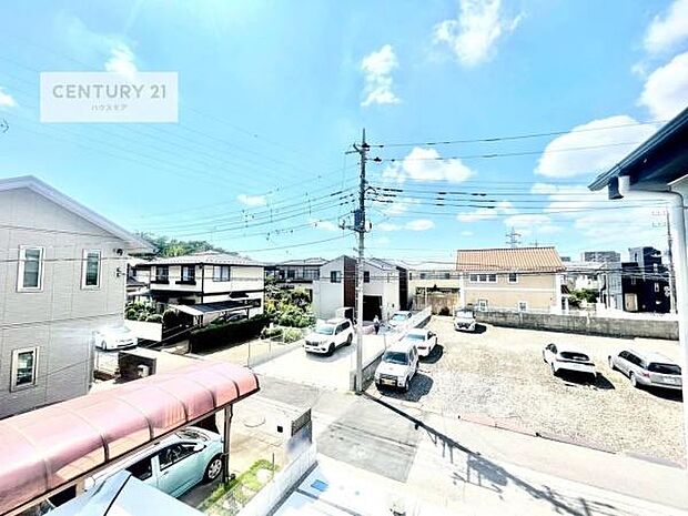 晴れた日には青い空を見渡せる開放的な時間を楽しめます。気持ちの良い風が通り抜ける街並みです!