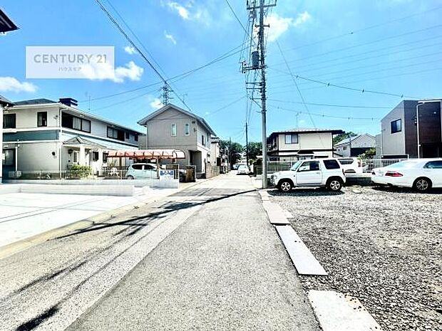 前面道路5m!陽当り良好な立地です。車庫入れが苦手な方も安心ですね!