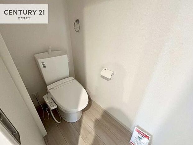 1・2階にトイレがございます!朝の忙しい時間帯も待たずにすみそうですね。白を基調とした清潔感のあるトイレでお手入れがしやすいです!