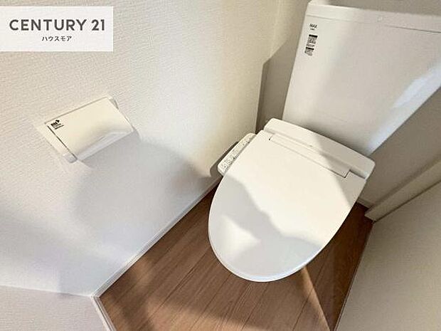 1・2階にトイレがございます!朝の忙しい時間帯も待たずにすみそうですね。白を基調とした清潔感のあるトイレでお手入れがしやすいです!