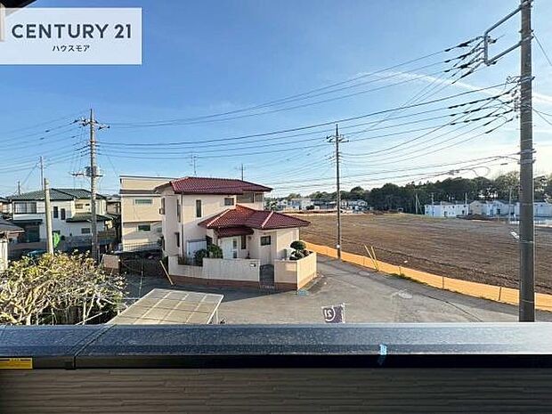 落ち着きある住宅街です!周囲には高い建物がなく、空が広く開放感があり、陽当たりを大きく遮られることもありません!気持ちの良い風が通り抜ける街並みです!