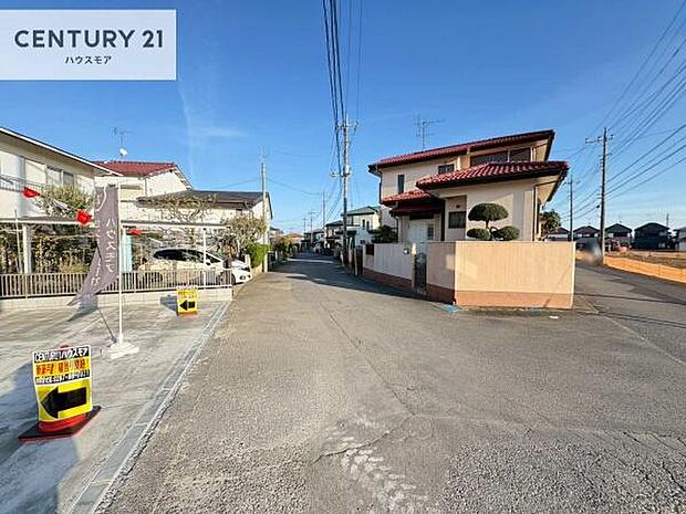 前面道路6m!陽当り良好な立地です。車庫入れが苦手な方も安心ですね。