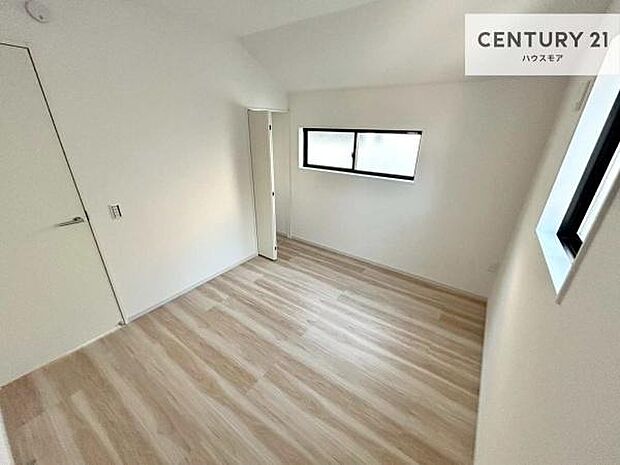 掃き出し窓がないお部屋は、お子様のお部屋としても安心です!収納スペースも充実しているので散らかったお部屋をサッと片付けられます!
