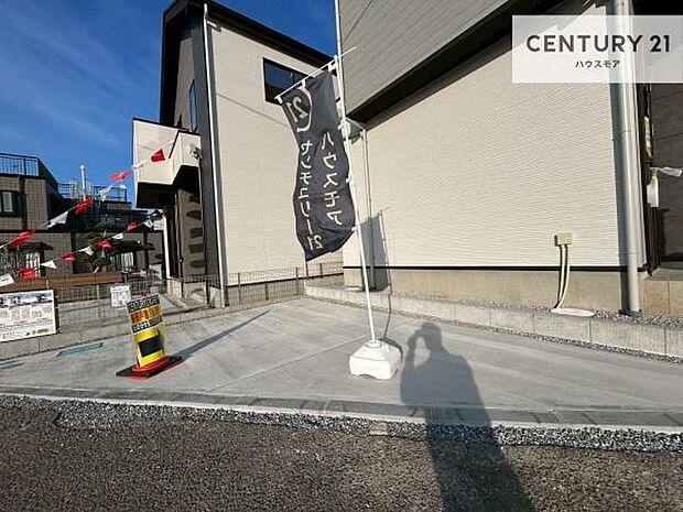 駐車スペースは2台分あります!セカンドカーはもちろん、バイクや自転車なども置き場所に困りません。