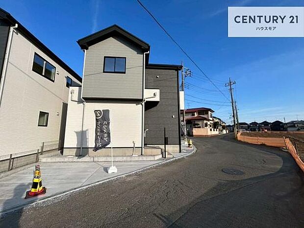 前面道路5.3m×6m!陽当り良好な立地です。車庫入れが苦手な方も安心ですね。