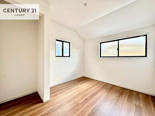 掃き出し窓がないお部屋は、お子様のお部屋としても安心です!収納スペースも充実しているので散らかったお部屋をサッと片付けられます!