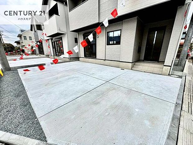 駐車スペースは2台分あります!セカンドカーはもちろん、バイクや自転車なども置き場所に困りません。