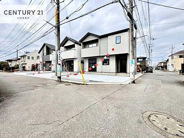 前面道路は5m×4m!陽当り良好な立地です。車庫入れが苦手な方も安心ですね。