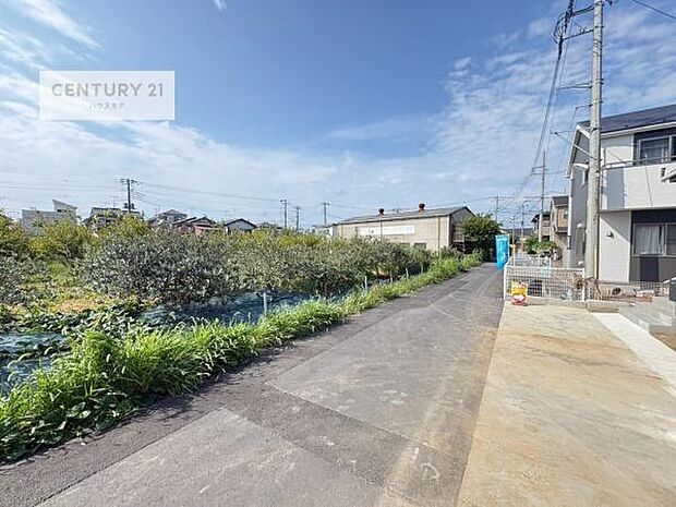 前面道路5.57m!車庫入れが苦手な方も安心ですね。