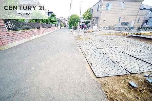 前面道路4ｍ。陽当り良好な立地です。車庫入れが苦手な方も安心ですね。