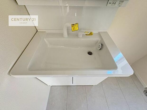 深い洗面台ボウルは、水が跳ねにくいのでお手入れが楽々!清潔感が保てます!キレイな洗面所で自分磨きのモチベーションが上がりますね!