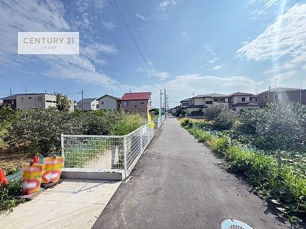 前面道路5.57m!車庫入れが苦手な方も安心ですね。