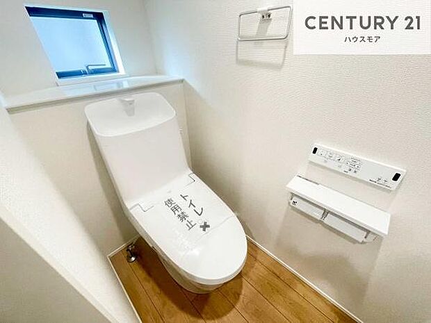 1・2階にトイレがございます!朝の忙しい時間帯も待たずにすみそうですね。白を基調とした清潔感のあるトイレでお手入れがしやすいです!