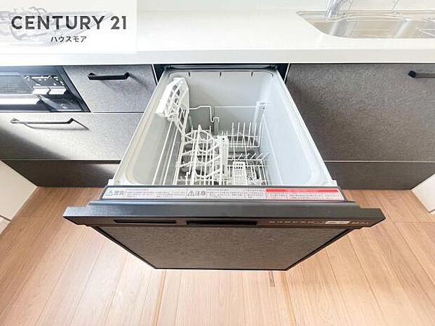 食洗機付きのキッチンです!忙しい時や手荒れ防止として大変活躍する便利な仕様です!ビルトインなのでキッチンの場所を取らず調理スペースを広く使うことが出来ます!