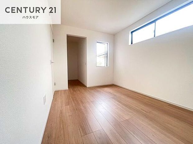 掃き出し窓がないお部屋は、お子様のお部屋としても安心です!収納スペースも充実しているので散らかったお部屋をサッと片付けられます!