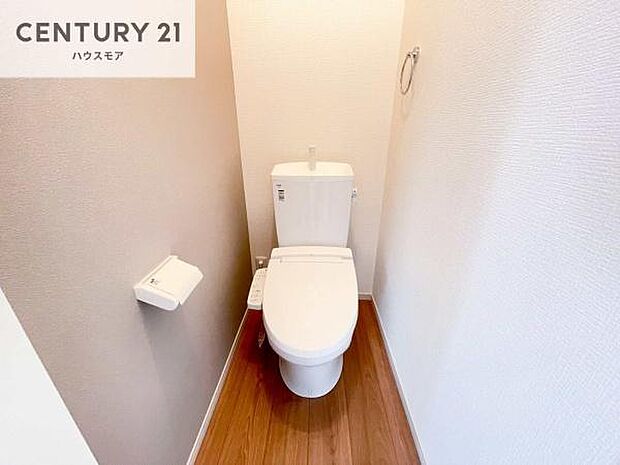 1・2階にトイレがございます!朝の忙しい時間帯も待たずにすみそうですね。白を基調とした清潔感のあるトイレでお手入れがしやすいです!