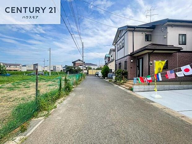 前面道路は5m!陽当り良好な立地です。車庫入れが苦手な方も安心ですね。