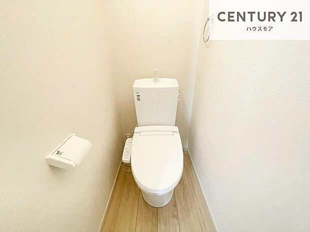 1・2階にトイレがございます!朝の忙しい時間帯も待たずにすみそうですね。白を基調とした清潔感のあるトイレでお手入れがしやすいです!