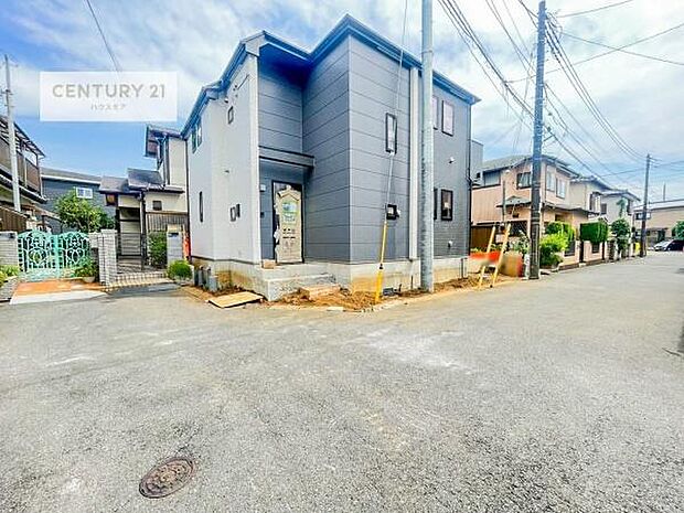 前面道路4m×5m!陽当り良好な立地です。車庫入れが苦手な方も安心ですね。