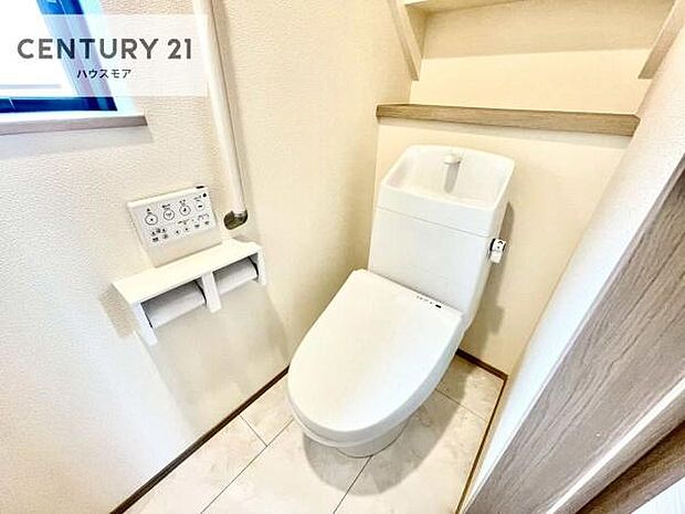 1・2階にトイレがございます!朝の忙しい時間帯も待たずにすみそうですね。白を基調とした清潔感のあるトイレでお手入れがしやすいです!